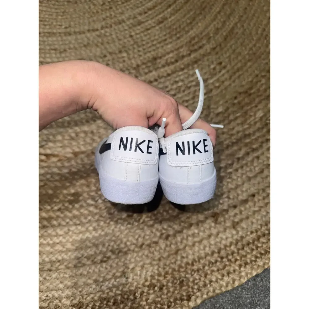 Nike Blazer Low '77 in white and black size youth 4 - Picture 5 of 7